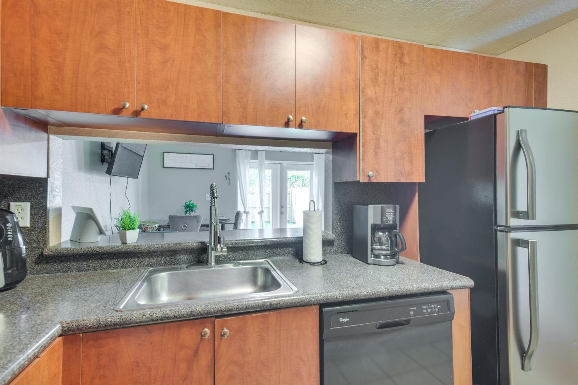 Opa-Locka Townhome, 15 Mi To Miami Beach! Екстериор снимка